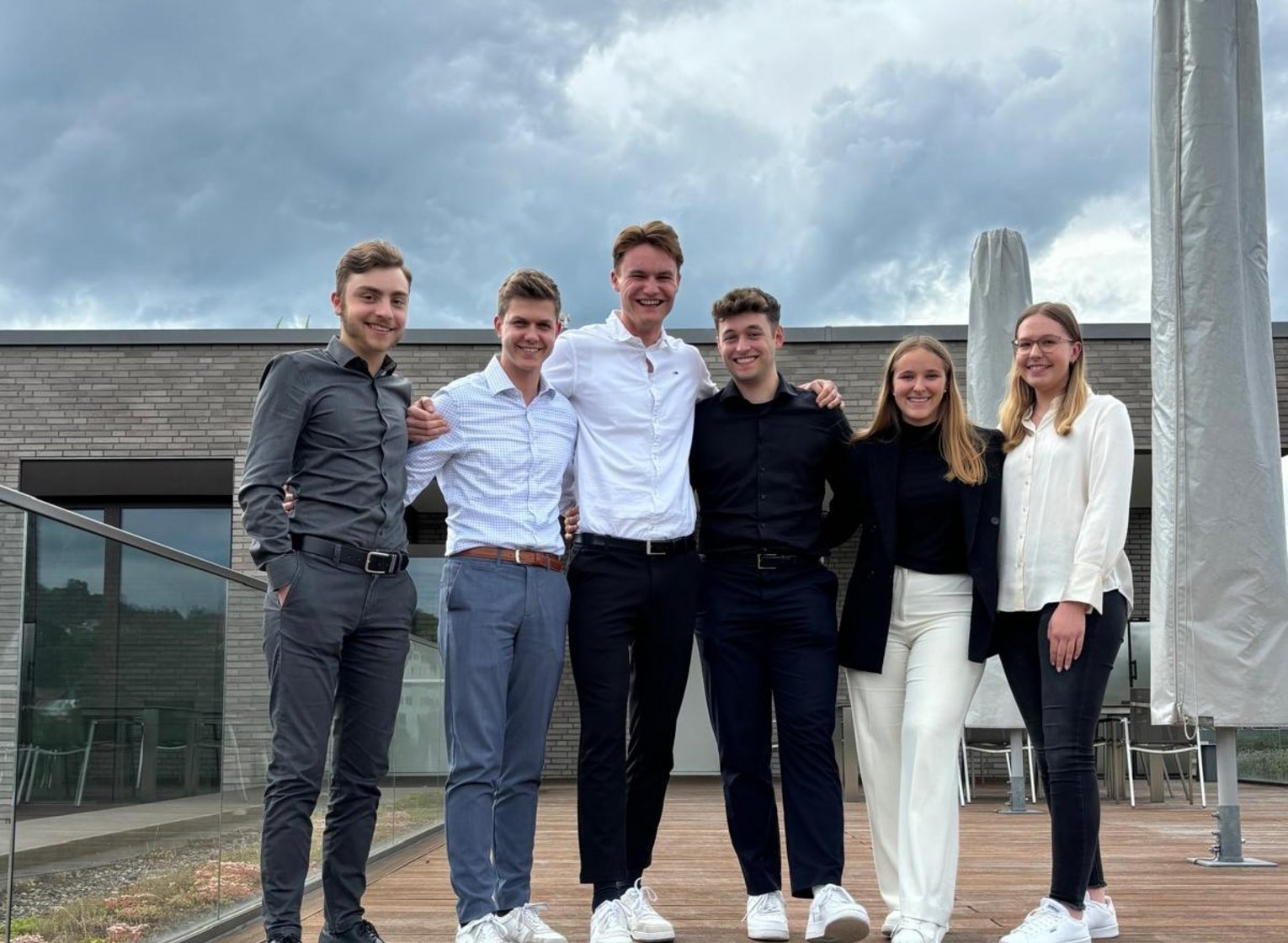 Gruppenfoto DHBW Studenten auf der Dachterrasse