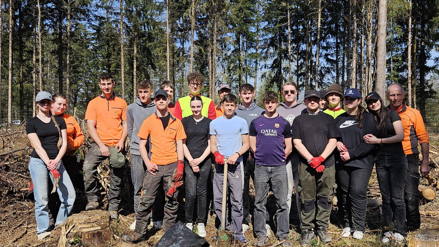 Gruppenfoto unserer Azubis bei den pädagogischen Waldtagen