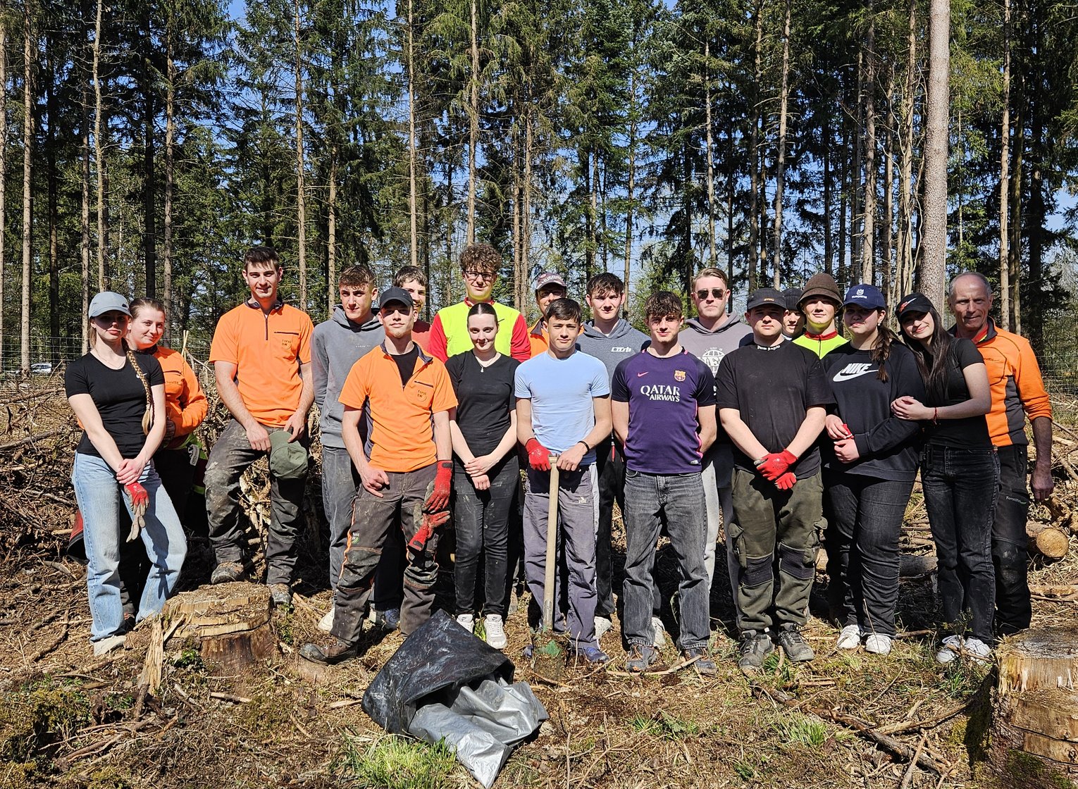 Grupppenfoto Azubis im Wald
