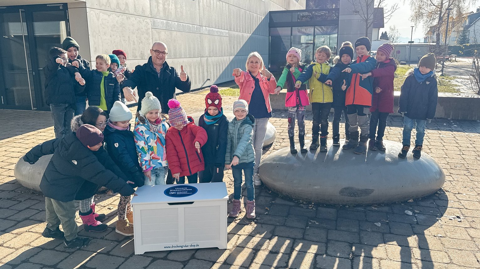 Eine Klasse mit Kindern und einer Klassenkiste der Volksbank